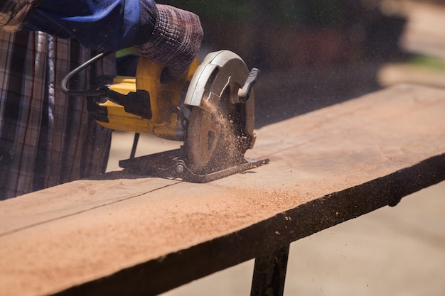 Tischler benutzen elektrische Säge, um Holz zu sägen