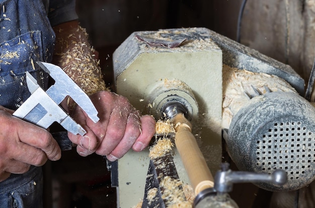 Tischler, der an einem Stück Holz arbeitet