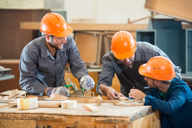 Tischler, der an Holz arbeitet