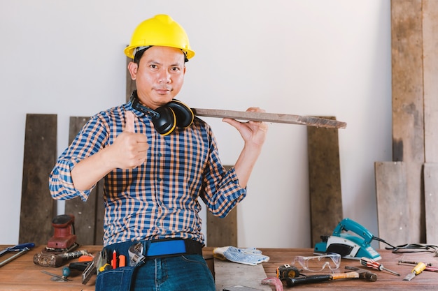 Tischler, der an Holzbearbeitungsmaschinen in der Tischlerei arbeitet.