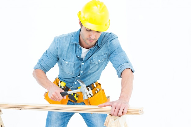 Tischler, der Hammer auf Holz verwendet