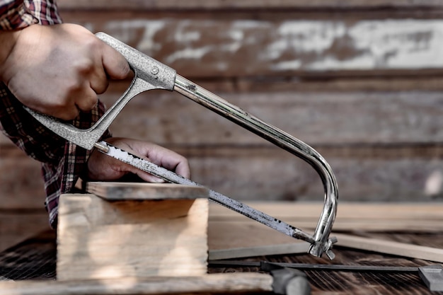 Foto tischler, der in der tischlerei arbeitet. holzarbeiten für möbel- und wohnkulturkonzepte. diy holz zur dekoration.