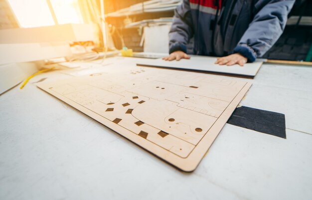 Tischler, der Lernspiele aus Holz für Kinder herstellt Holzarbeiten für Puzzle-Schließungen