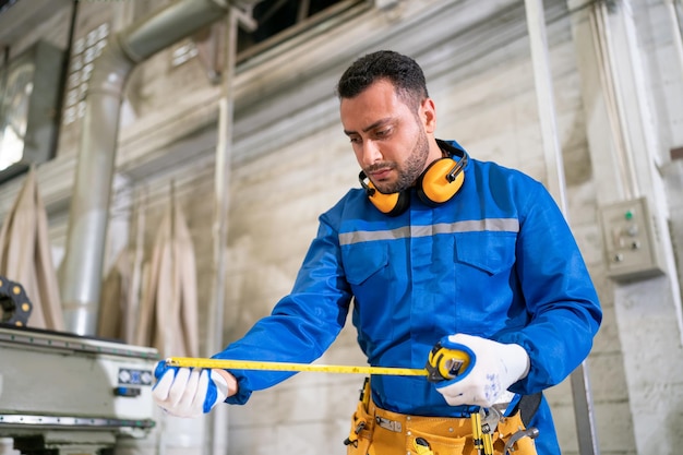 Tischler, der Möbel in der Werkstatt herstellt