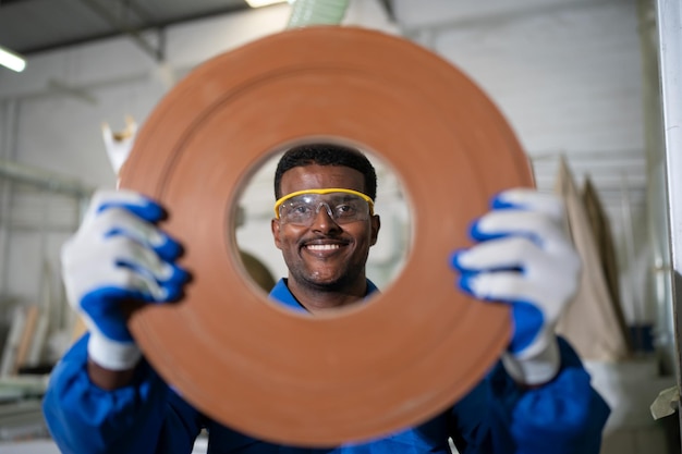 Tischler, der Möbel in der Werkstatt herstellt