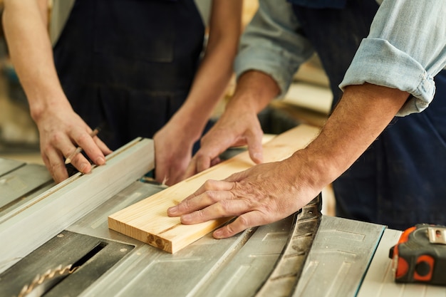 Tischler, die Holz-Nahaufnahme schneiden