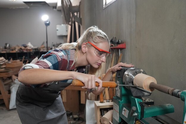 Tischler, die Möbel zusammenbauen Kleinunternehmen in Holz DIY-Arbeitsplatz-Bürohintergrund