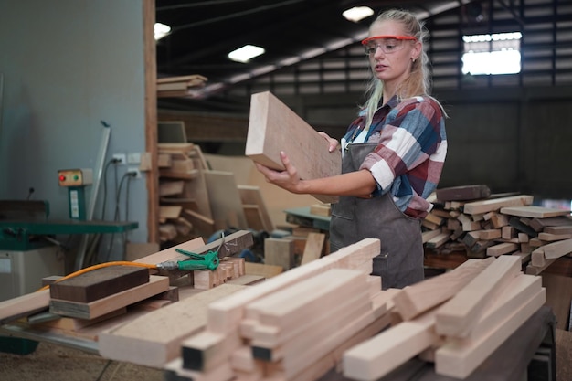 Tischler, die Möbel zusammenbauen Kleinunternehmen in Holz DIY-Arbeitsplatz-Bürohintergrund