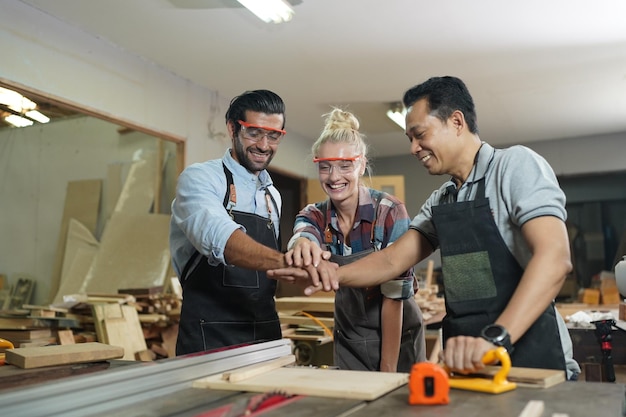 Tischler, die Möbel zusammenbauen Kleinunternehmen in Holz DIY-Arbeitsplatz-Bürohintergrund