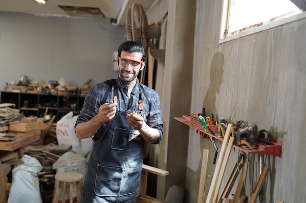 Tischler, die Möbel zusammenbauen Kleinunternehmen in Holz DIY-Arbeitsplatz-Bürohintergrund