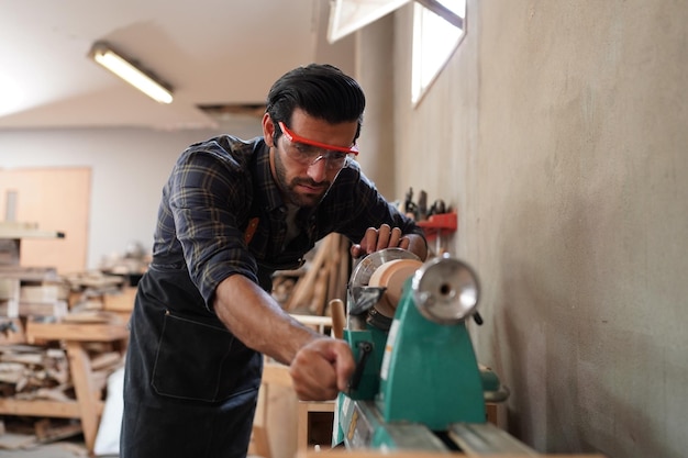 Tischler, die Möbel zusammenbauen Kleinunternehmen in Holz DIY-Arbeitsplatz-Bürohintergrund
