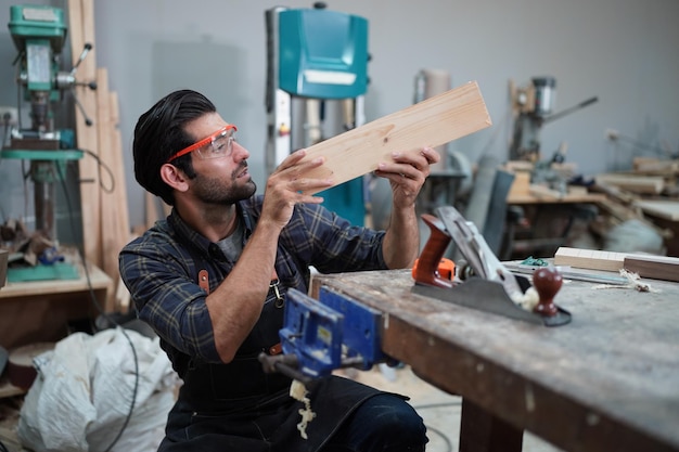 Foto tischler, die möbel zusammenbauen kleinunternehmen in holz diy-arbeitsplatz-bürohintergrund