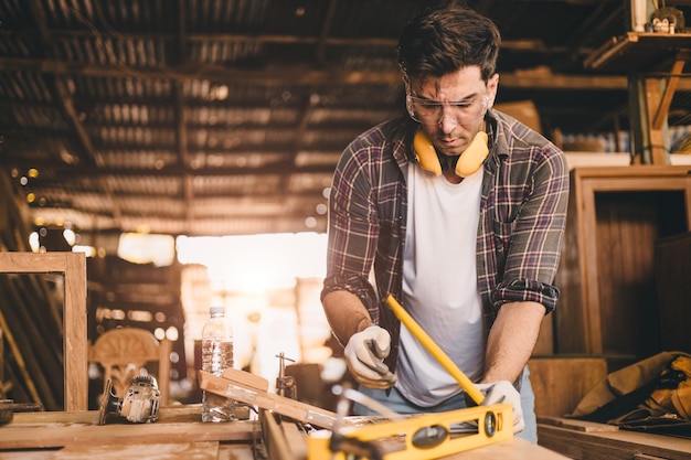 Foto tischler handgefertigte holzmöbel in der werkstatt mann arbeiter in den vierzigern professioneller hochqualifizierter tischler authentische handgearbeitete arbeiter