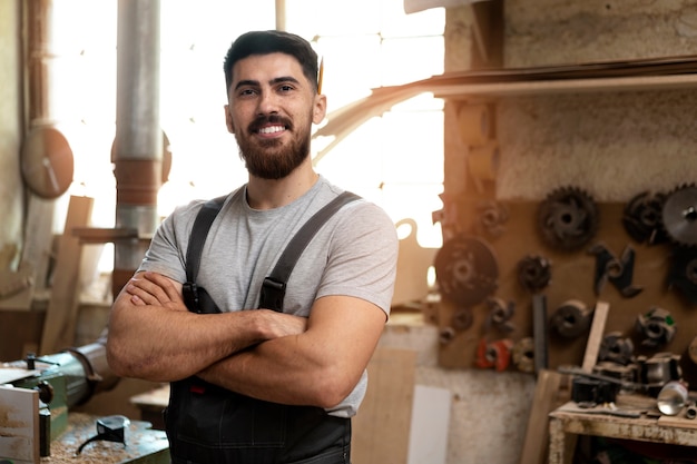 Foto tischler schneiden mdf-platte in der werkstatt