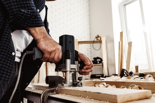 Tischler schneidet Holz mit elektrischer Stichsäge aus nächster Nähe