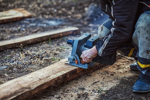 Tischler Using Circular Saw für Holz. Nahansicht