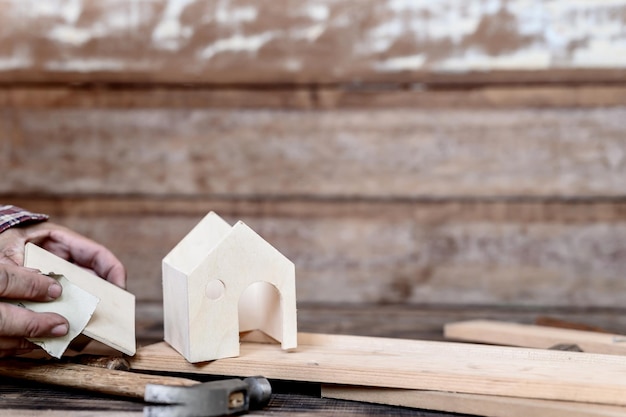 Tischlerarbeit zu Hause. Bleiben Sie zu Hause Bleiben Sie sicher Holzarbeiten Konzept. Soziale Distanzierung und physische Distanzierung