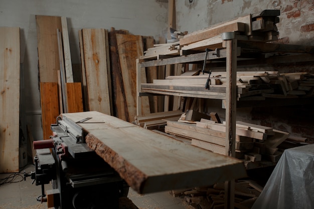 Tischlerei mit Holzbrettern und Werkzeugen