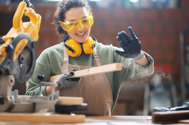 Tischlerin in der Werkstatt