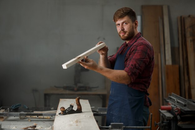 Tischlermeister in Hemd und Schürze in der Werkstatt