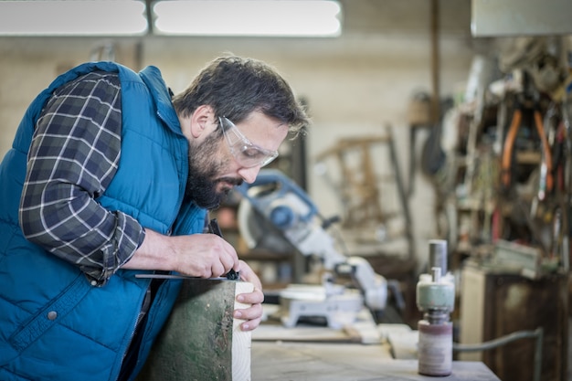 Tischlerwerkstatthandwerker mit Werkzeugen