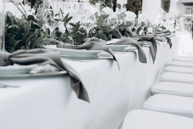 Tischset Gläser Gläser Teller Besteck auf einer weißen Tischdecke für eine Veranstaltung oder Abendparty in einem Restaurant