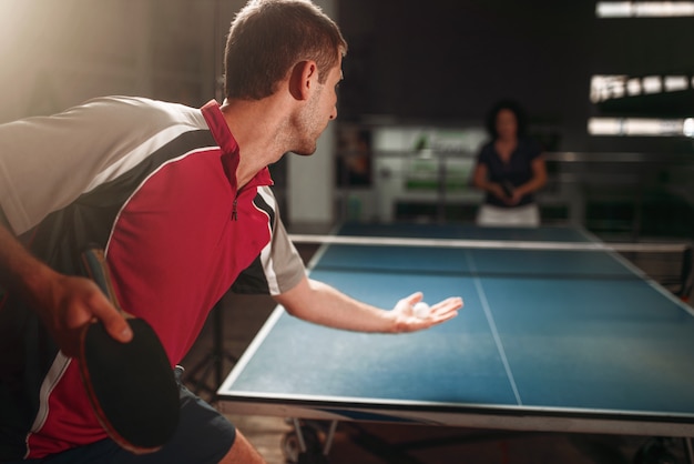 Tischtennis, männlicher Spieler mit Schläger und Ball