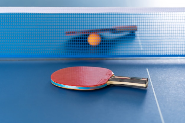 Tischtennisschläger und Ball, Indoor-Sportaktivität