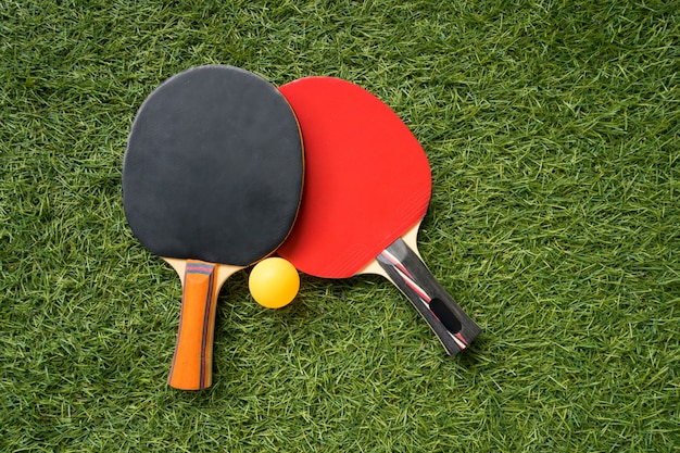 Tischtennisschläger und Ball, Indoor-Sportaktivität