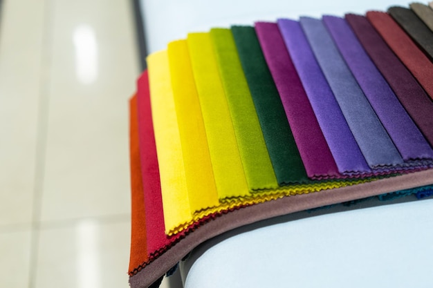Tissue-Katalog Katalog mit mehrfarbigen Stoffmustern Hintergrund der Textilindustrie Farbiger Baumwollstoff Tissue-Katalog Wählt die Farbe des Sofas Hintergrund der Textilindustrie Palet