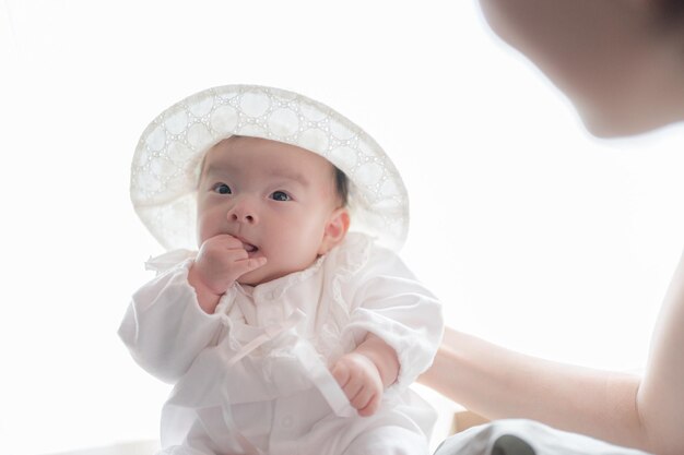 Titel Baby in weißen Kleidern