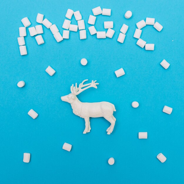 Título mágico de marshmallow. Animales y arbol de navidad