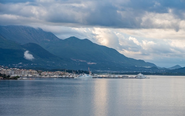 Tivat en la bahía de Kotor en Montenegro