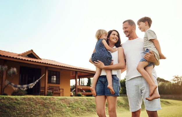 Tivemos a sorte de ter um ao outro foto de uma família feliz se unindo ao ar livre