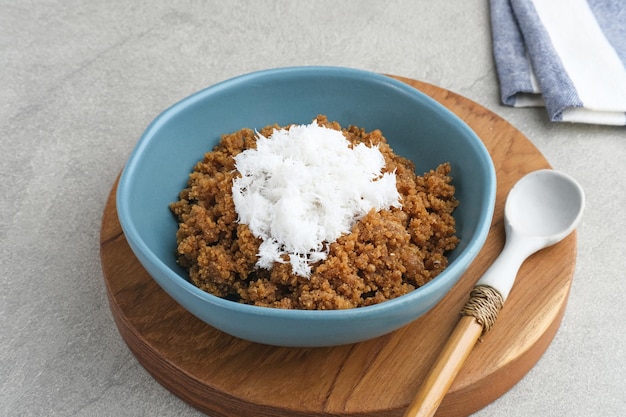 Tiwul, una comida tradicional indonesia, es un alimento básico sustituto del arroz hecho con mandioca