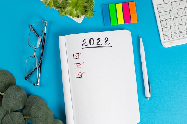 To-do-Liste für 2022 im Notebook-Plan Draufsicht flach liegender Kopierbereich