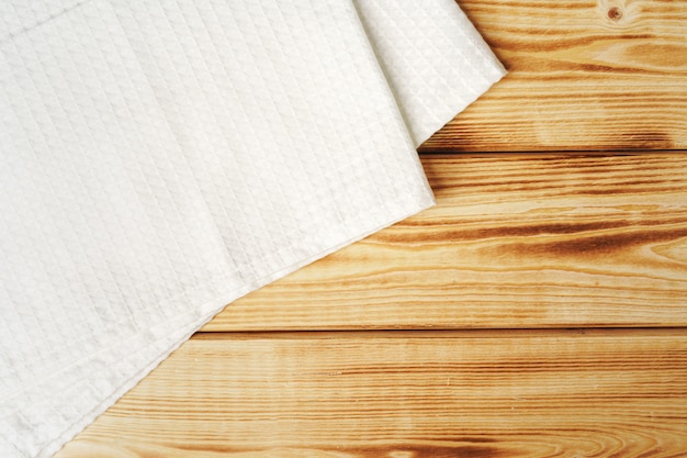 Toalha de cozinha ou guardanapo sobre a mesa de madeira.