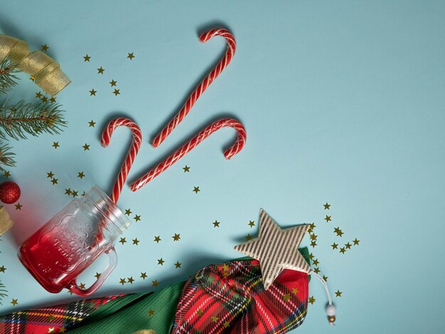 Toalha de mesa de Natal quadriculada vermelha, pirulitos listrados, jarra, lugar para texto de fundo de Natal