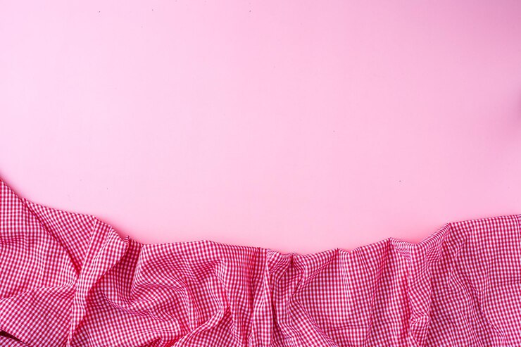 Foto toalha de mesa vermelha no fundo rosa