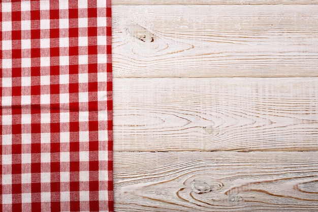Toalha de mesa vermelha vazia na vista superior da mesa de madeira