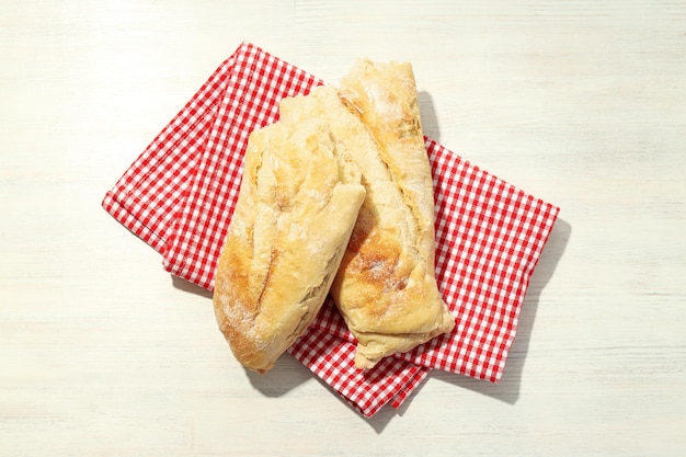 Toalha de mesa xadrez vermelha e branca com pão