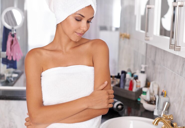 Foto toalha de mulher e pensar no banheiro chuveiro fresco em casa com corpo macio lavar limpo ou cuidado para cuidados com a pele e relaxar ideias de bem-estar ou autocuidado visão para pessoa feminina em apartamento