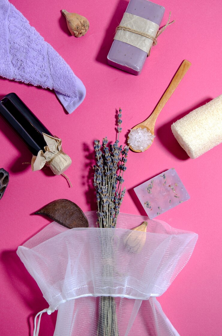 Foto toalha roxa, óleo de lavanda e sabão, sal, pano de bucha