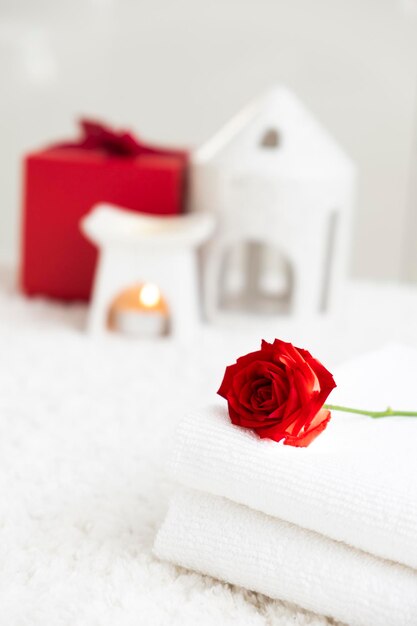 Foto toalhas brancas com rosas vermelhas e velas