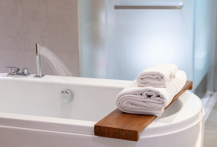 Foto toalhas de spa interior branco do banheiro