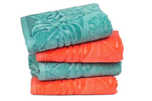 toalhas felpudas multicoloridas enroladas e empilhadas sobre a mesa