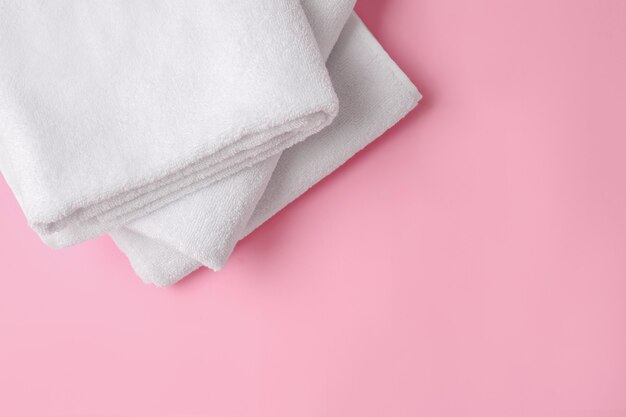 Foto toalhas macias limpas em rosa