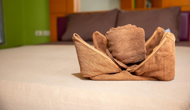 Toalla amarilla en la decoración de la cama en el interior del dormitorio.