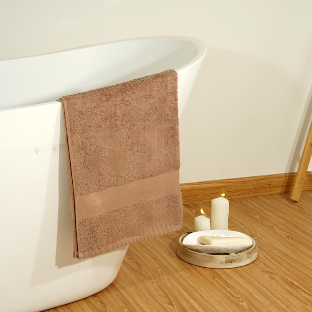 Foto toalla en una bañera