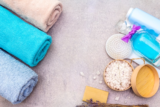 Toalla de baño, sal marina con lavanda, jabón de oliva natural, gel de ducha y cepillo